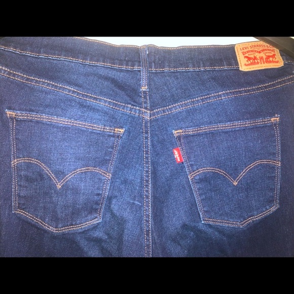 Levi’s Woman’s Slimming Skinny Jeans - Picture 5 of 6